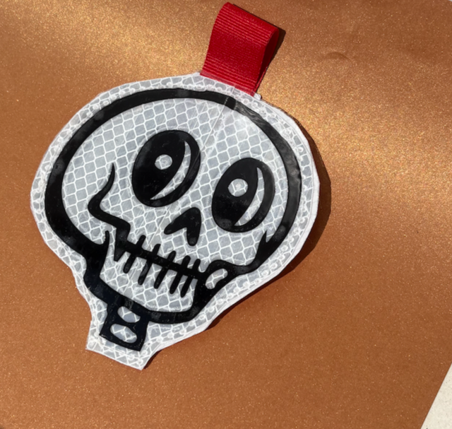 Reflektor Patch Skull ohne Kopfbedeckung aus 3M Diamond Grade Folie weiß