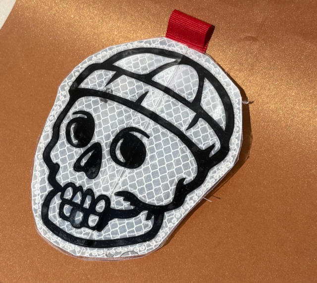Reflektor Patch  Skull mit Mütze aus 3M Diamond Grade Folie weiß