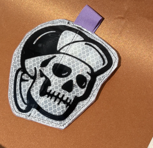 Reflektor Patch  Skull mit Kappe aus 3M Diamond Grade Folie weiß