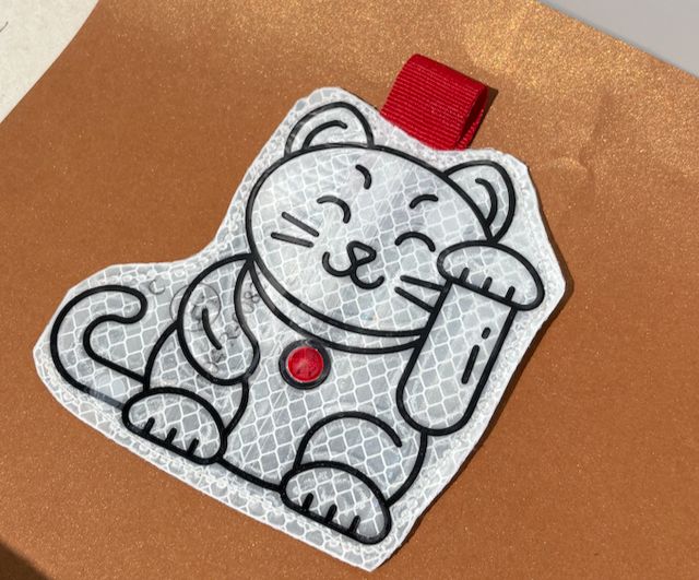 Reflektor Patch Winkekatze aus 3M Diamond Grade Folie weiß