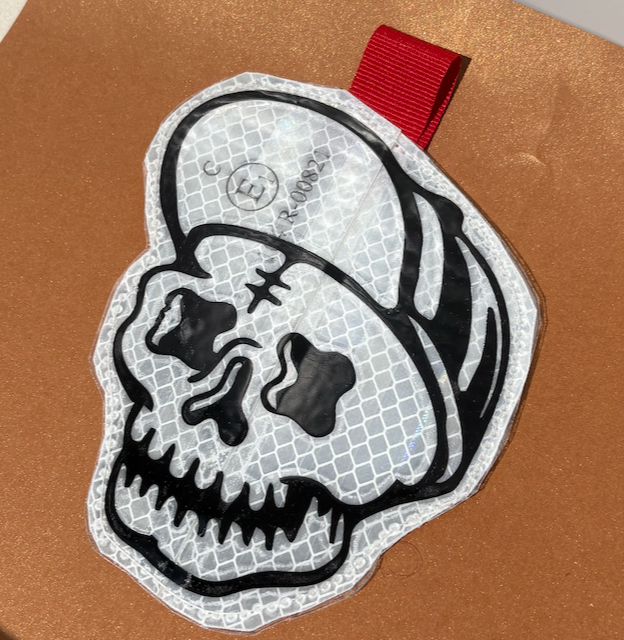 Reflektor Patch  Skull mit grosser Schirmmütze  aus 3M Diamond Grade Folie weiß