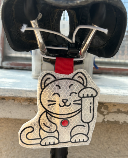 Reflektor Patch Winkekatze aus 3M Diamond Grade Folie weiß