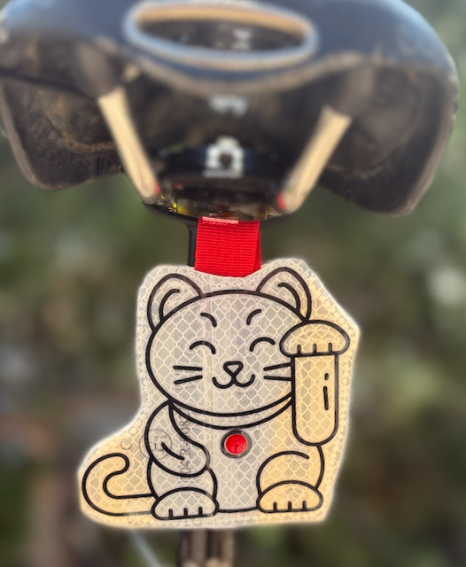 Reflektor Patch Winkekatze aus 3M Diamond Grade Folie weiß