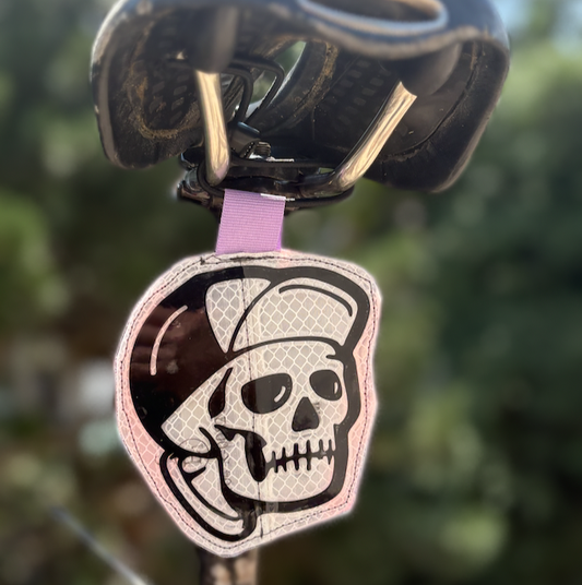 Reflektor Patch  Skull mit Kappe aus 3M Diamond Grade Folie weiß
