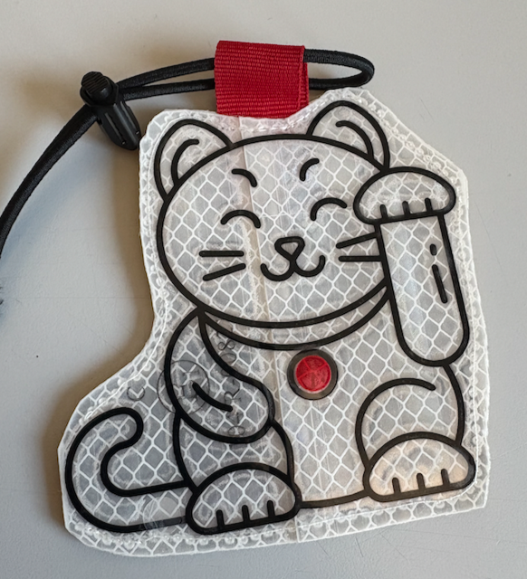 Reflektor Patch Winkekatze aus 3M Diamond Grade Folie weiß