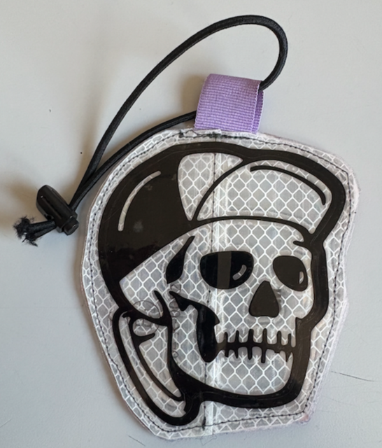 Reflektor Patch  Skull mit Kappe aus 3M Diamond Grade Folie weiß