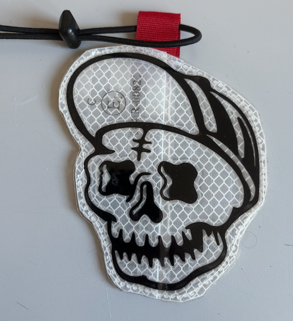 Reflektor Patch  Skull mit grosser Schirmmütze  aus 3M Diamond Grade Folie weiß