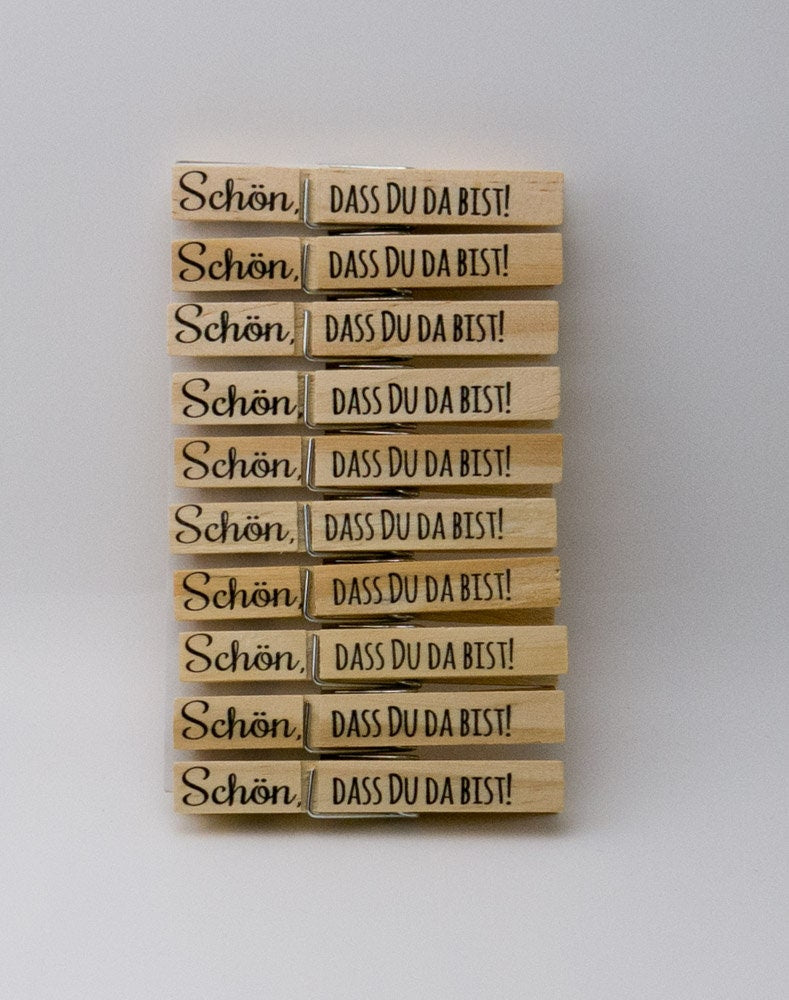 Holz-Wäscheklammern  Schön, dass Du da bist! Wäscheklammer bedruckt Platzkarte, Tischkarte, Gastgeschenk, Anstecker für Hochzeit