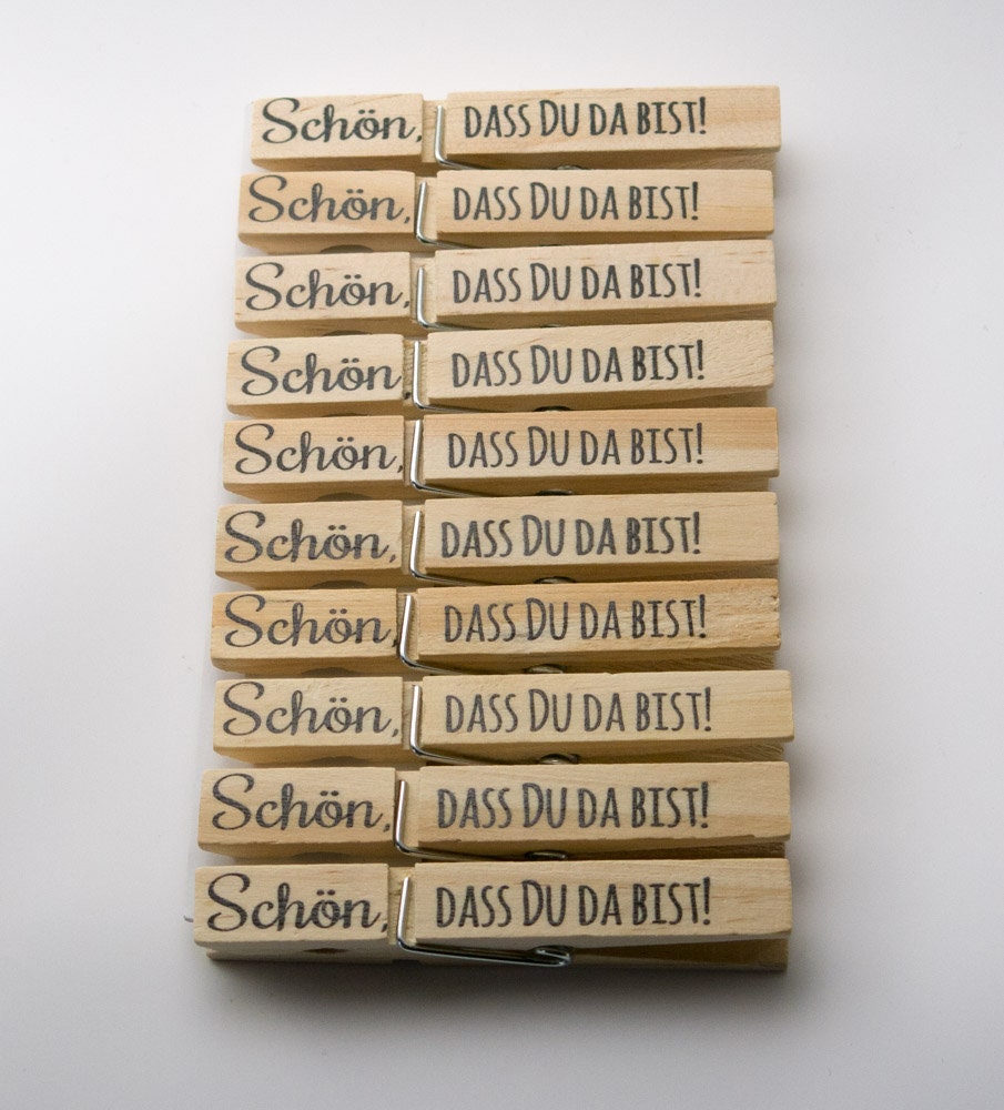 Holz-Wäscheklammern  Schön, dass Du da bist! Wäscheklammer bedruckt Platzkarte, Tischkarte, Gastgeschenk, Anstecker für Hochzeit