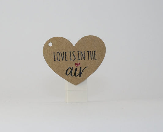 Anhänger in Herzform " Love is in the air " mit rotem Herz für Hochzeit, Trauung