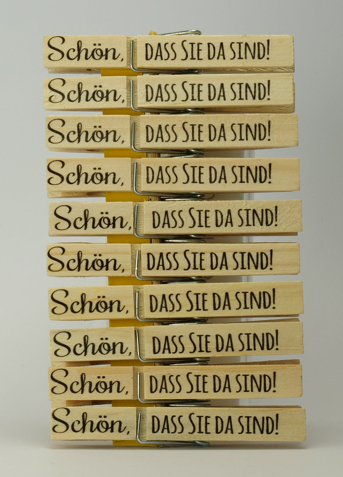 Holz-Wäscheklammern  Schön, dass Sie da sind!  Wäscheklammer bedruckt Platzkarte, Tischkarte, Gastgeschenk, Anstecker für Hochzeit