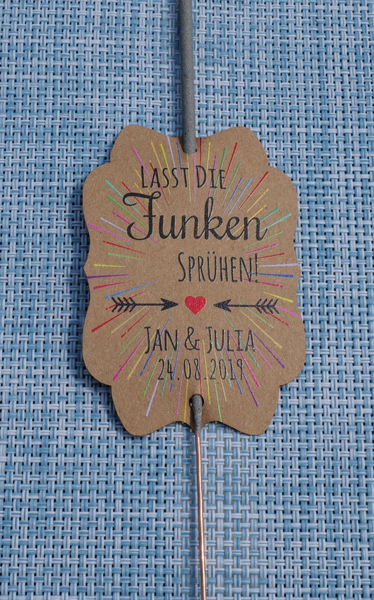 10 Personalisierte Wunderkerzenhalter Anhänger Lasst die Funken Sprühen! Personalisierte mit Pfeil und Herz Anhänger