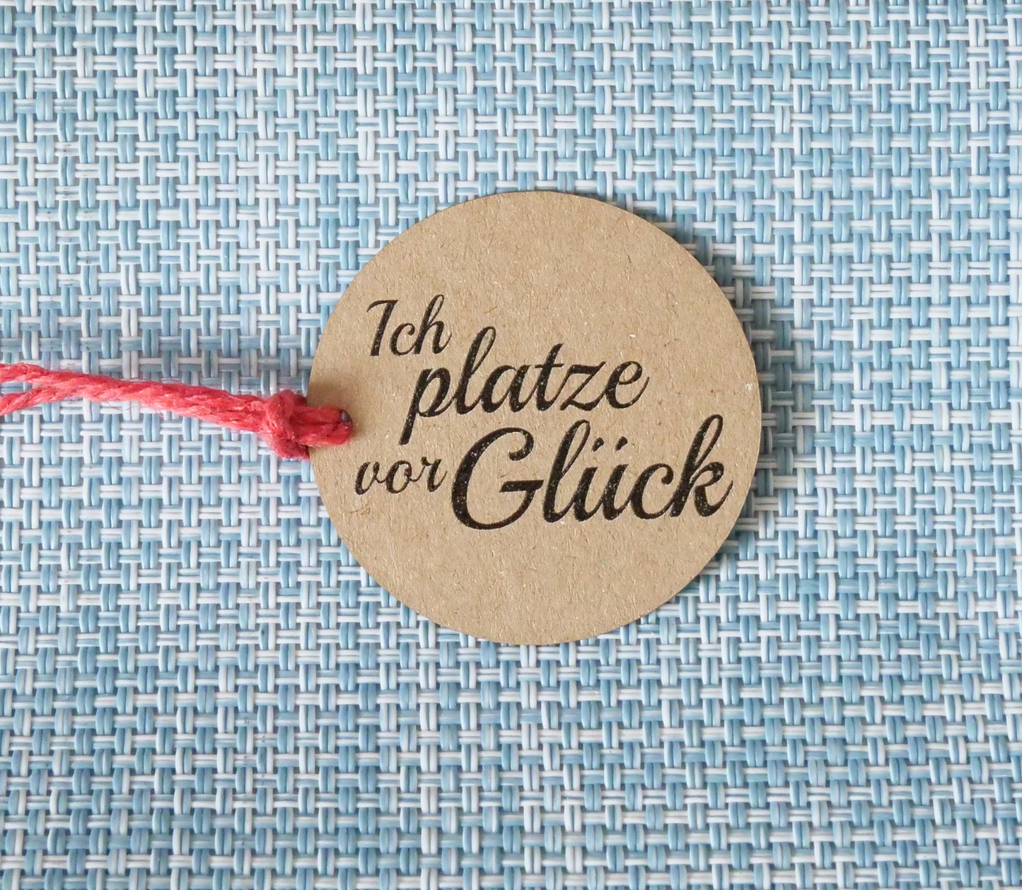 Anhänger in rund " „ Ich platze vor Glück "  45mm Durchmesser