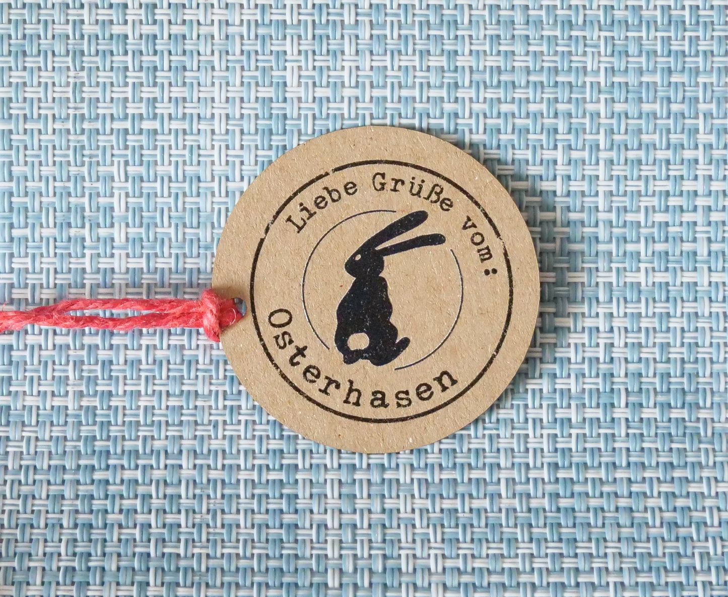 Anhänger in rund  „ Liebe Grüße vom. Osterhasen " mit Hase   45mm Durchmesser für Ostern Osterfest Anhänger Osterei - Frohe Ostern