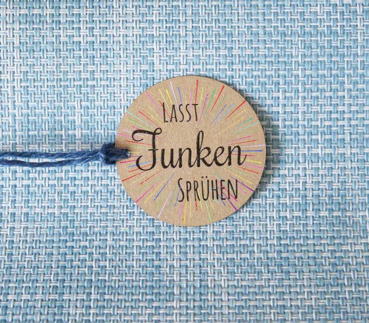 Anhänger in rund " „ Lasst Funken sprühen " 45mm farbig