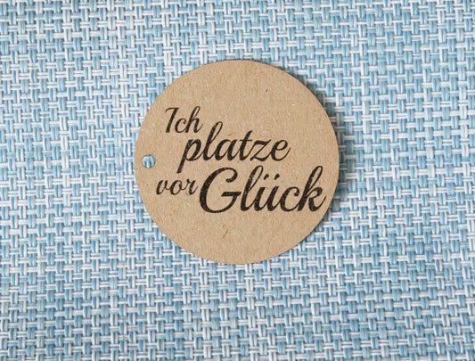 Anhänger in rund " „ Ich platze vor Glück "  45mm Durchmesser