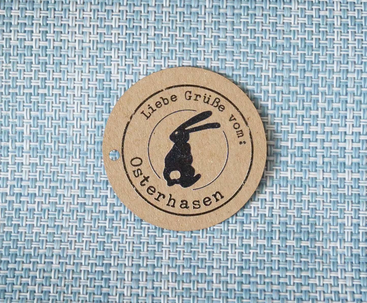 Anhänger in rund  „ Liebe Grüße vom. Osterhasen " mit Hase   45mm Durchmesser für Ostern Osterfest Anhänger Osterei - Frohe Ostern