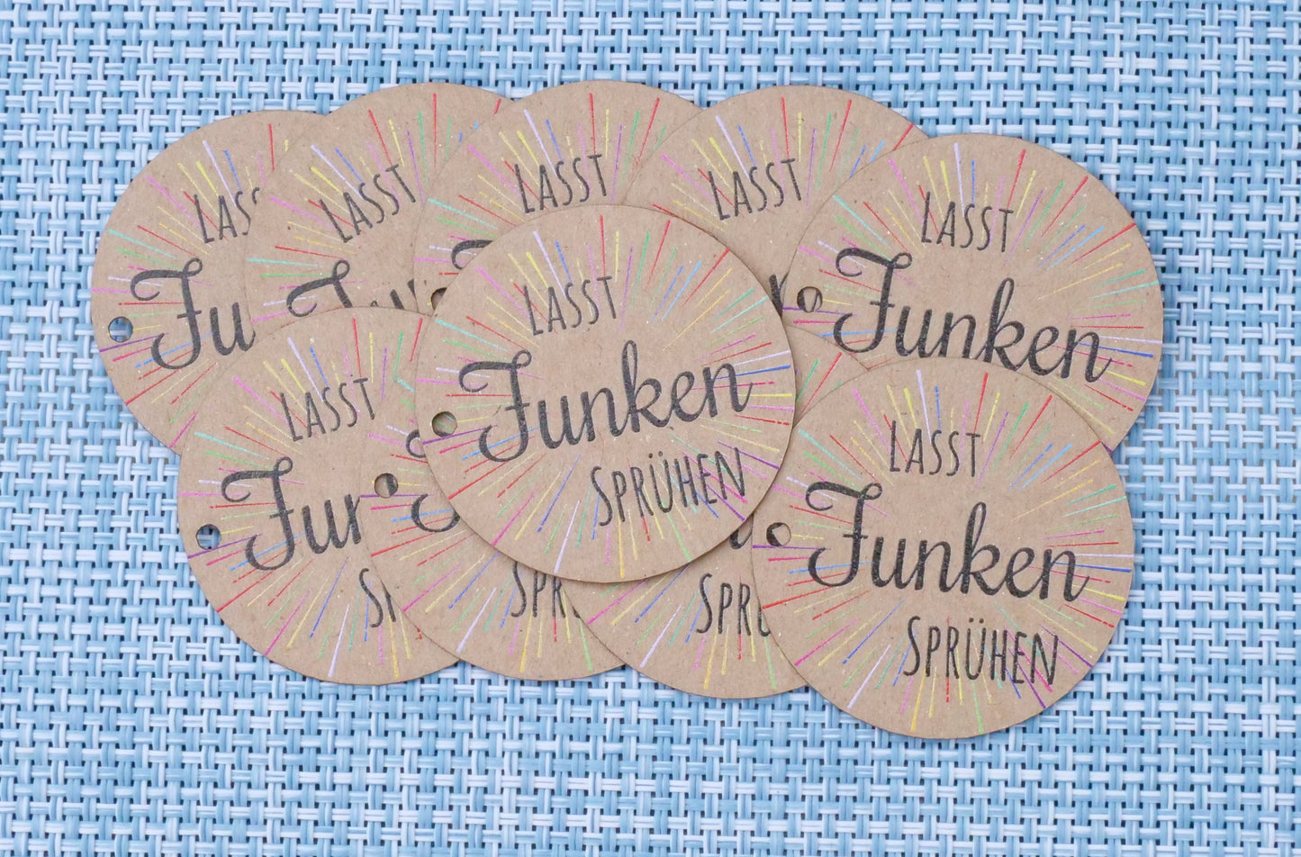 Anhänger in rund " „ Lasst Funken sprühen " 45mm farbig